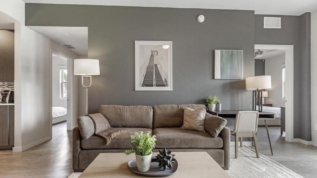 uma sala de estar com um sofá e uma sala de jantar em Landing Modern Apartment with Amazing Amenities (ID8608X81) em Fort Myers Villas