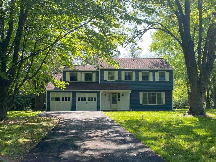 uma casa azul com duas portas de garagem e uma entrada em 5 Bedrooms on a flat acre. Great water pressure! em Downingtown