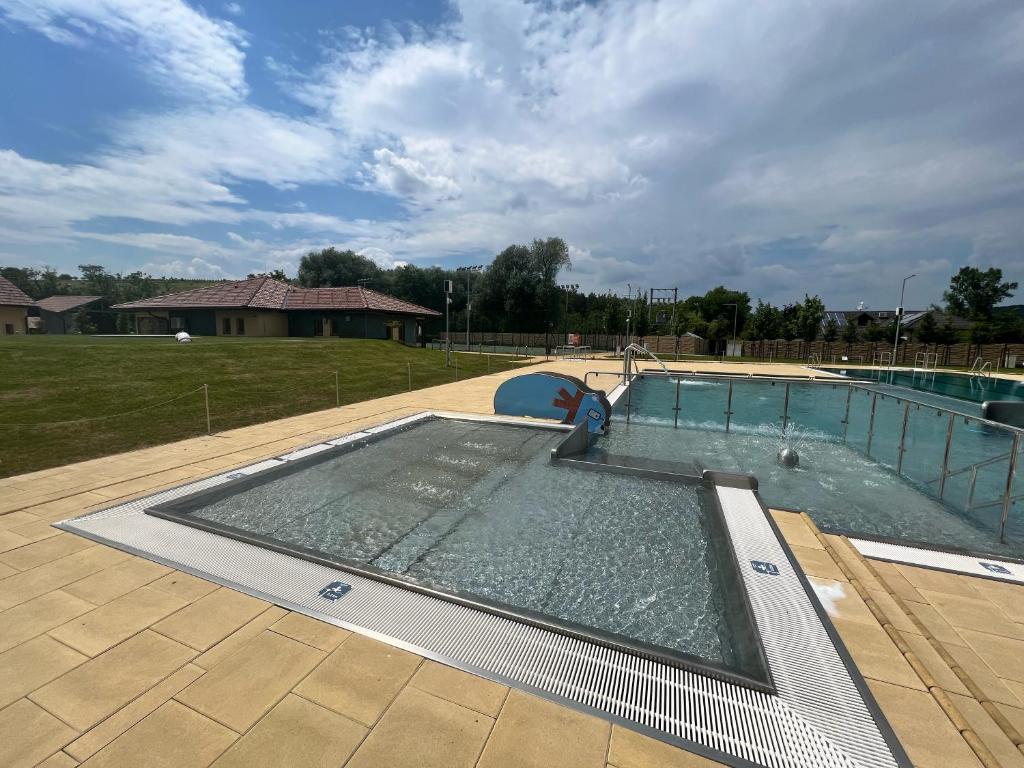 Bazén v ubytování Resort Rybníček nebo v jeho okolí