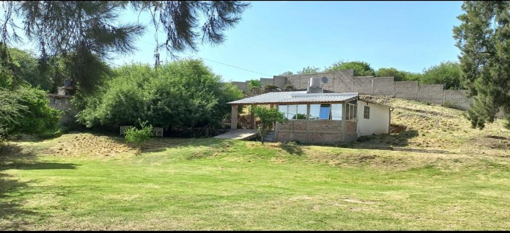 een klein huis bovenop een heuvel bij El Inti in San Fernando del Valle de Catamarca