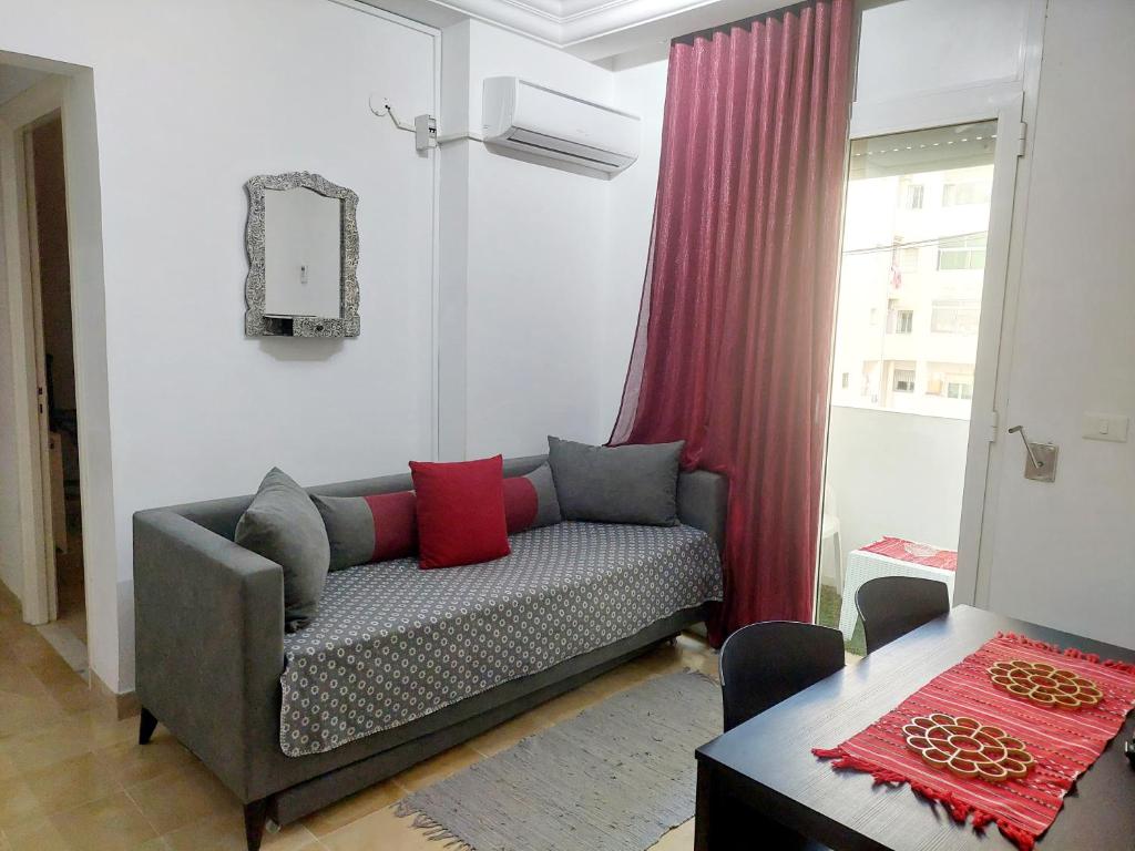 a living room with a couch and a table at Appartement S1 Jardins l aouina in Tunis