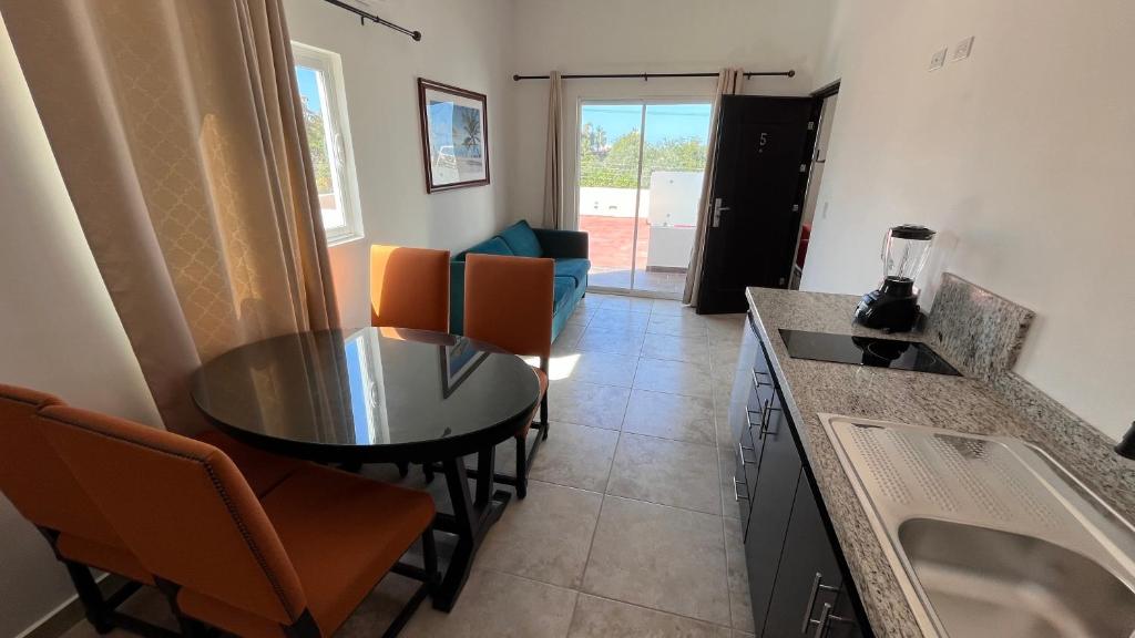a kitchen and dining room with a table and chairs at Suites Casa Blanca in La Paz