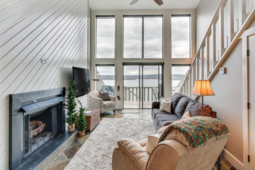 Tennessee River Vacation Rental with Deck and View!, Counce (updated prices 2024)