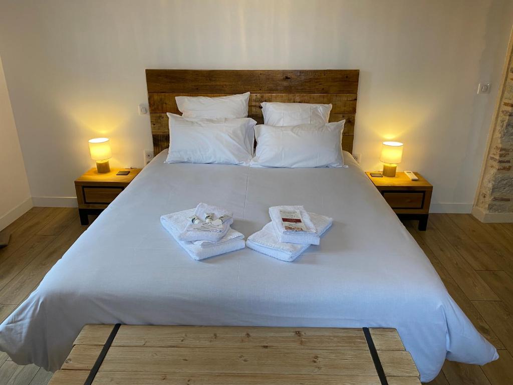 Postel nebo postele na pokoji v ubytování La Bellours Chambre D'Hôtes