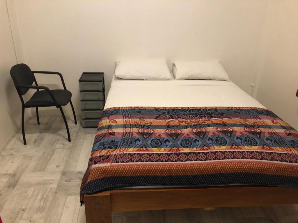 En eller flere senge i et værelse på HotelMidnight78