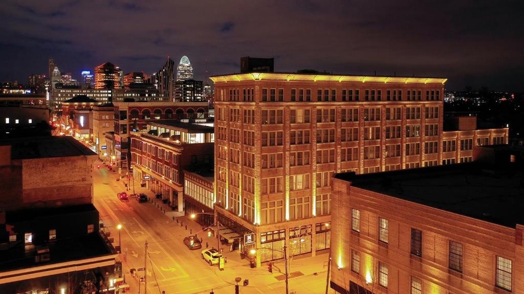 vista de uma cidade à noite com edifícios em Hotel Covington Cincinnati Riverfront em Covington