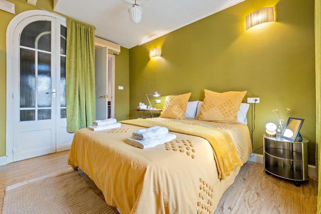 Salicornia Doble في أمبوستا: غرفة نوم خضراء عليها سرير وفوط