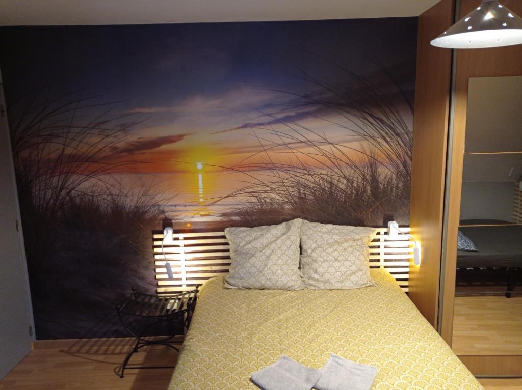 Schlafzimmer mit einem Bett mit Wandgemälde in der Unterkunft Chambres d'Hôtes Les Mésanges in Saint-Martin-lez-Tatinghem