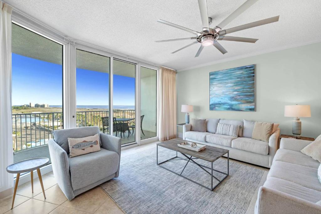 un salon avec un canapé et une table dans l'établissement Caribe B-0609, à Perdido Key