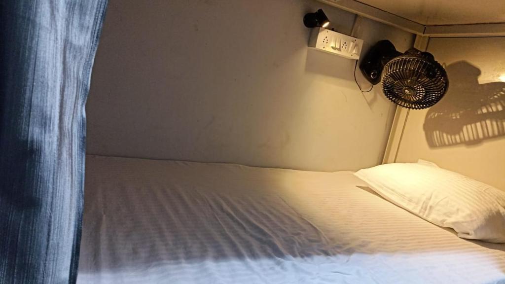 Postel nebo postele na pokoji v ubytování Saffron Dormitory Goregaon East