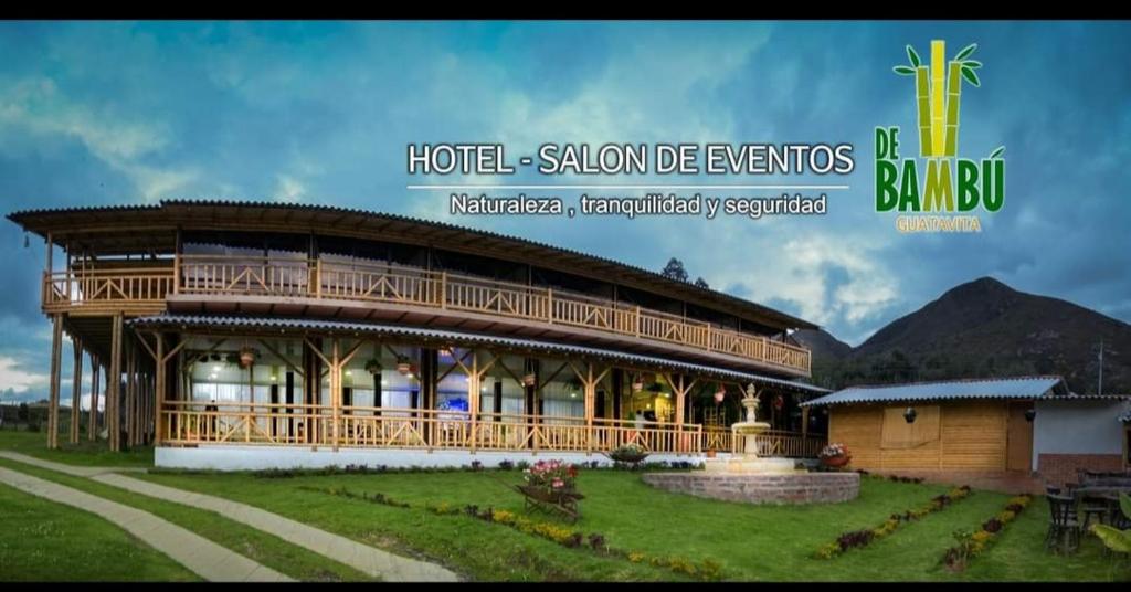 瓜塔维塔De Bambú Guatavita的一座带大建筑的度假村,以山为背景