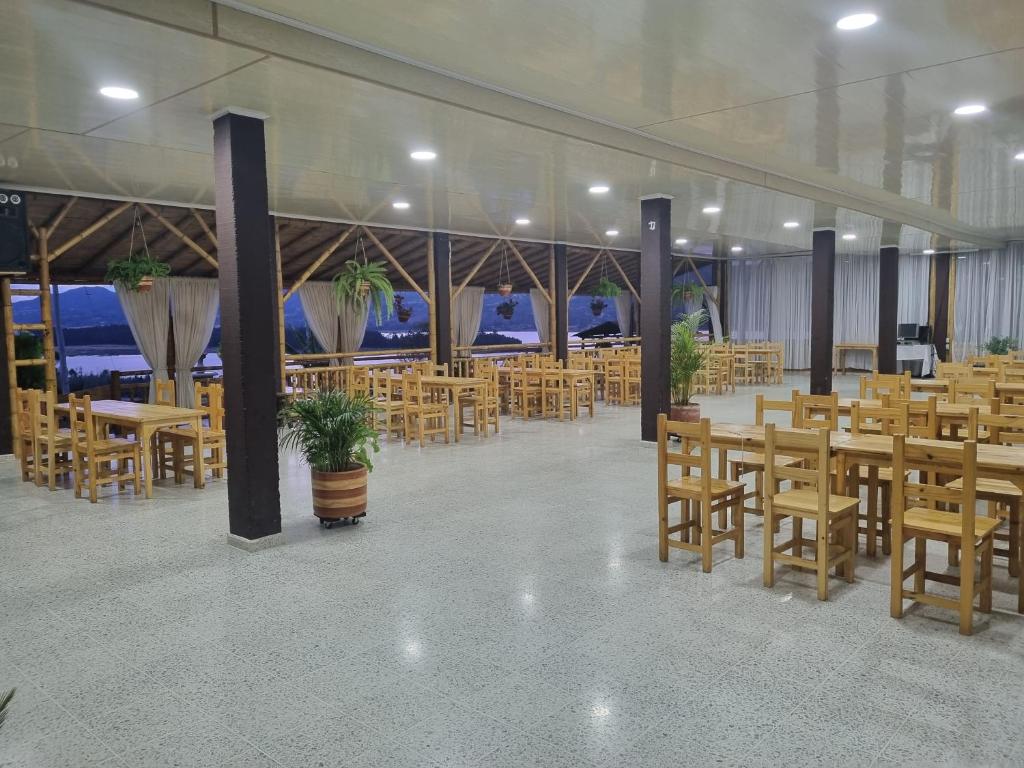 瓜塔维塔De Bambú Guatavita的宴会厅配有木桌和椅子