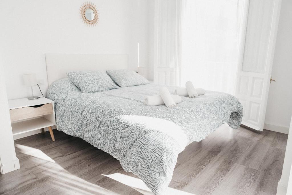 ネルハにあるMarimel Nerja Alojamientosの白いベッドルーム(枕2つ付きのベッド1台付)