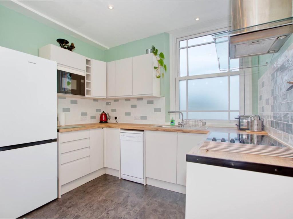 A kitchen or kitchenette at Lovely 2-Bed Apartment Colyton, nr. Jurassic Coast