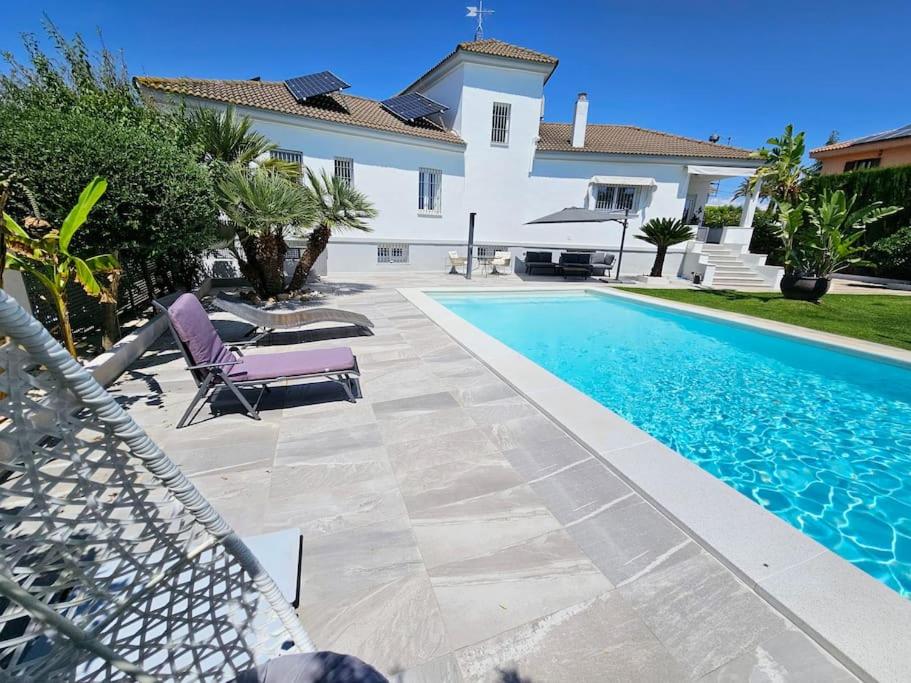 eine Villa mit einem Pool und einem Haus in der Unterkunft Espectacular villa close to Sevilla - Sevillarooms in Valencina de la Concepción
