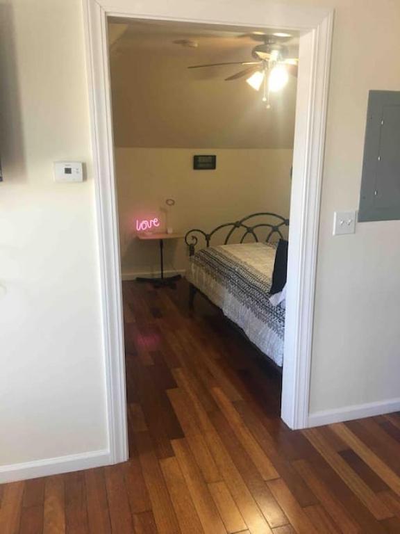 - une chambre avec un lit et une table au plafond dans l'établissement Lovely one bedroom with free parking, à Schenectady