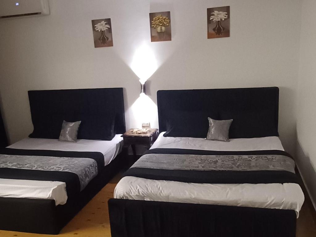 Postel nebo postele na pokoji v ubytování Yoya Hur Pyramids inn
