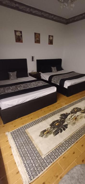 Postel nebo postele na pokoji v ubytování Yoya Hur Pyramids inn