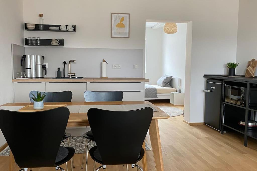 een keuken en een woonkamer met een tafel en stoelen bij nummer22 in Eschenbach in der Oberpfalz