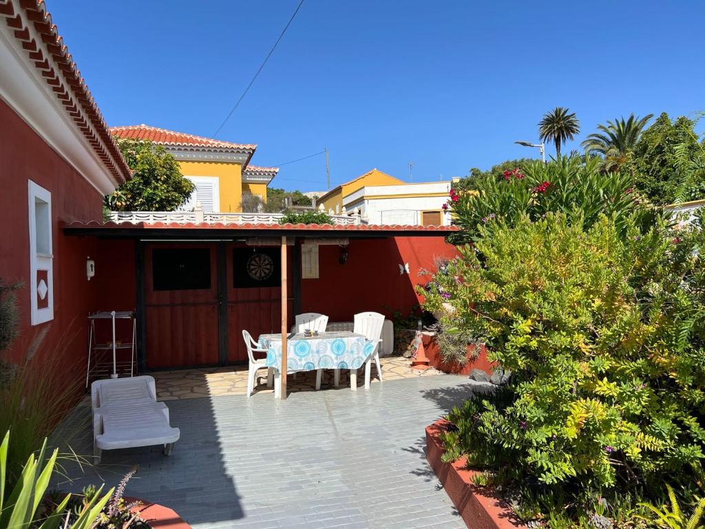 un patio con tavolo e sedie in una casa di Casa Romántica a El Paso