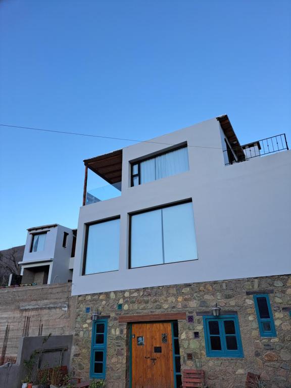 La Llama Negra في تيلكارا: منزل عليه نوافذ زجاجية