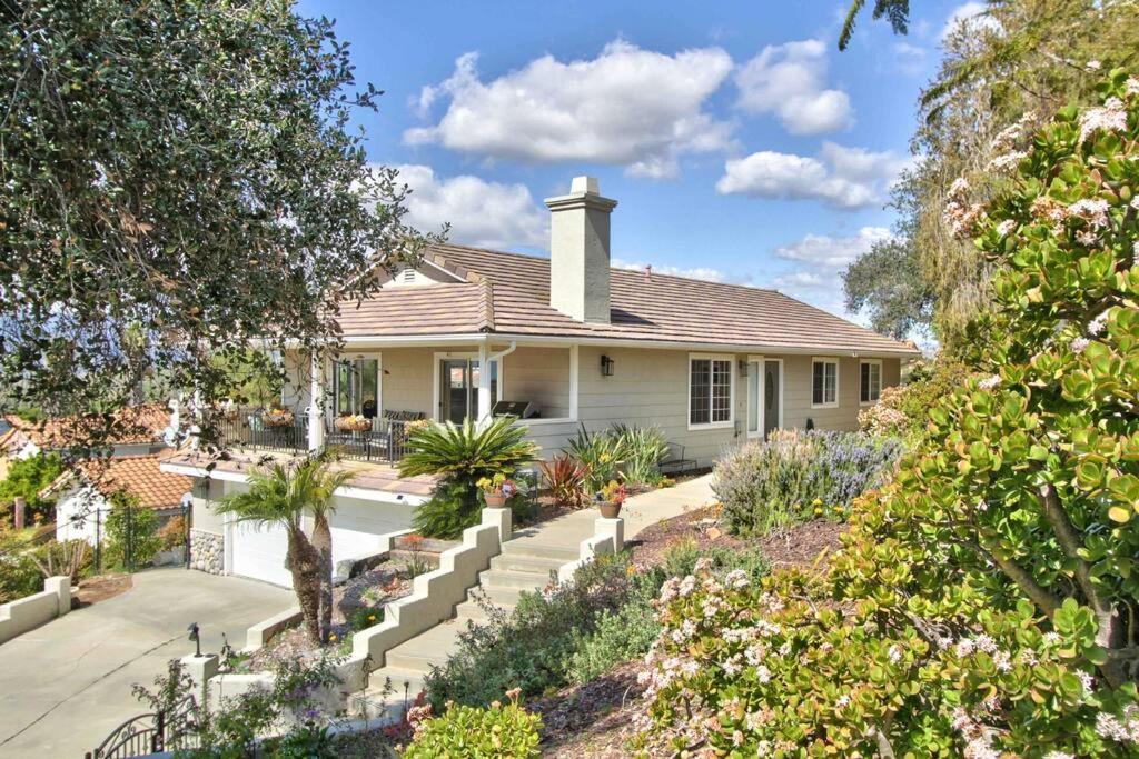 ein Haus mit Landschaftsgärtnerei davor in der Unterkunft Fallbrook, CA. Entire house. “Hilltop comforts”. in Fallbrook