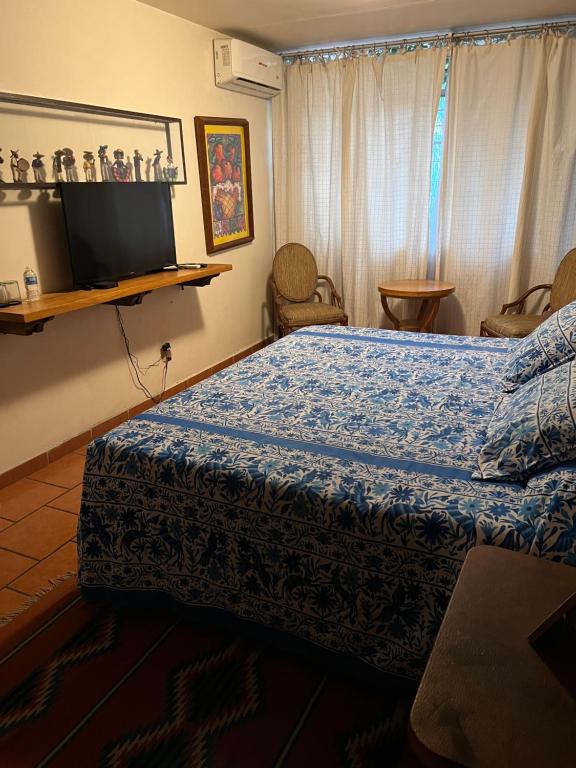 TV a/nebo společenská místnost v ubytování Casa Tlaquepaque