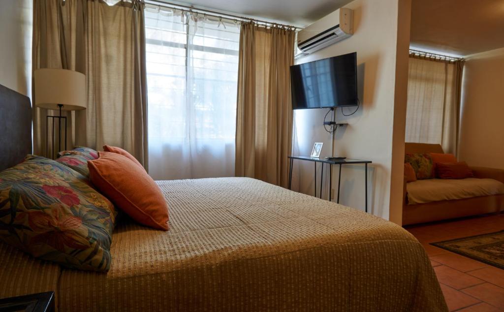 TV a/nebo společenská místnost v ubytování Casa Tlaquepaque