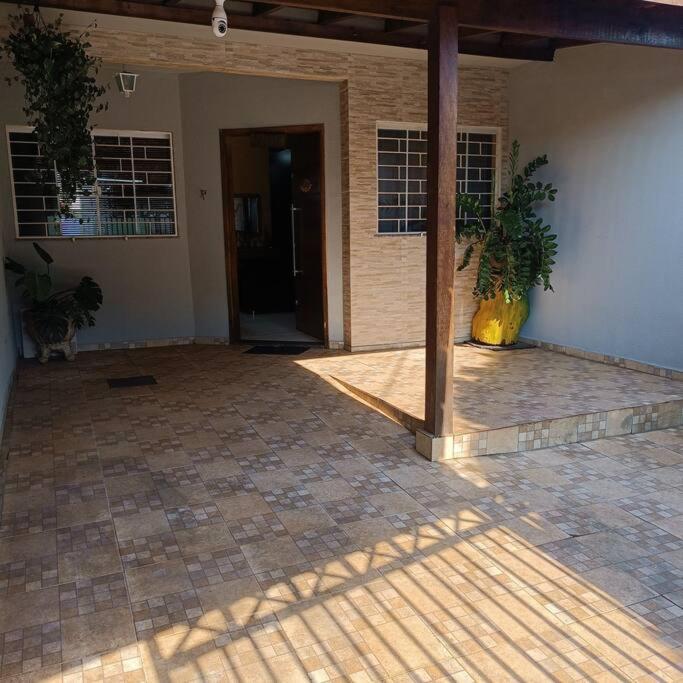 un patio con una maceta en una casa en Gray House 4 Londrina - Pr (Jd. Santiago) en Londrina