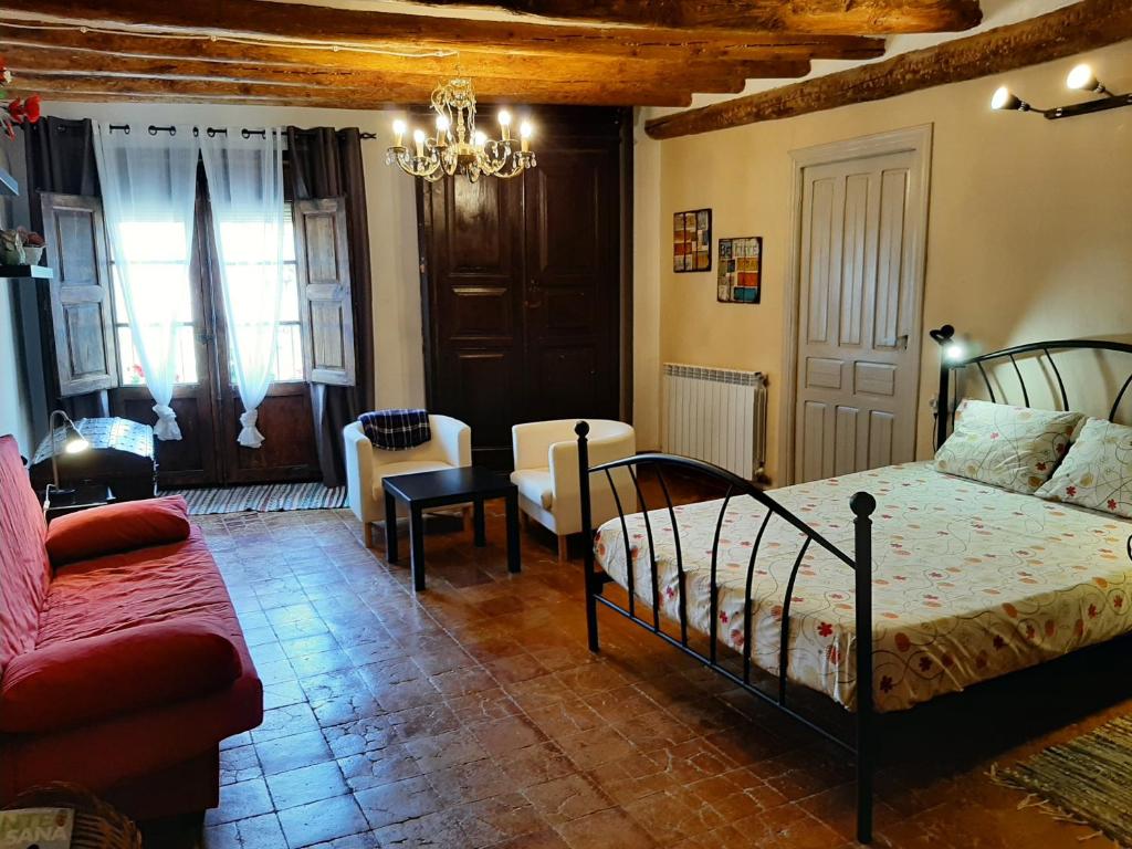 - une chambre avec un lit et un salon dans l'établissement CASA DOMPER VIVIENDA DE TURISMO RURAL, 