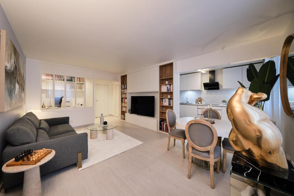 a living room with a couch and a table at Appartement parisien au cœur de Montparnasse in Paris