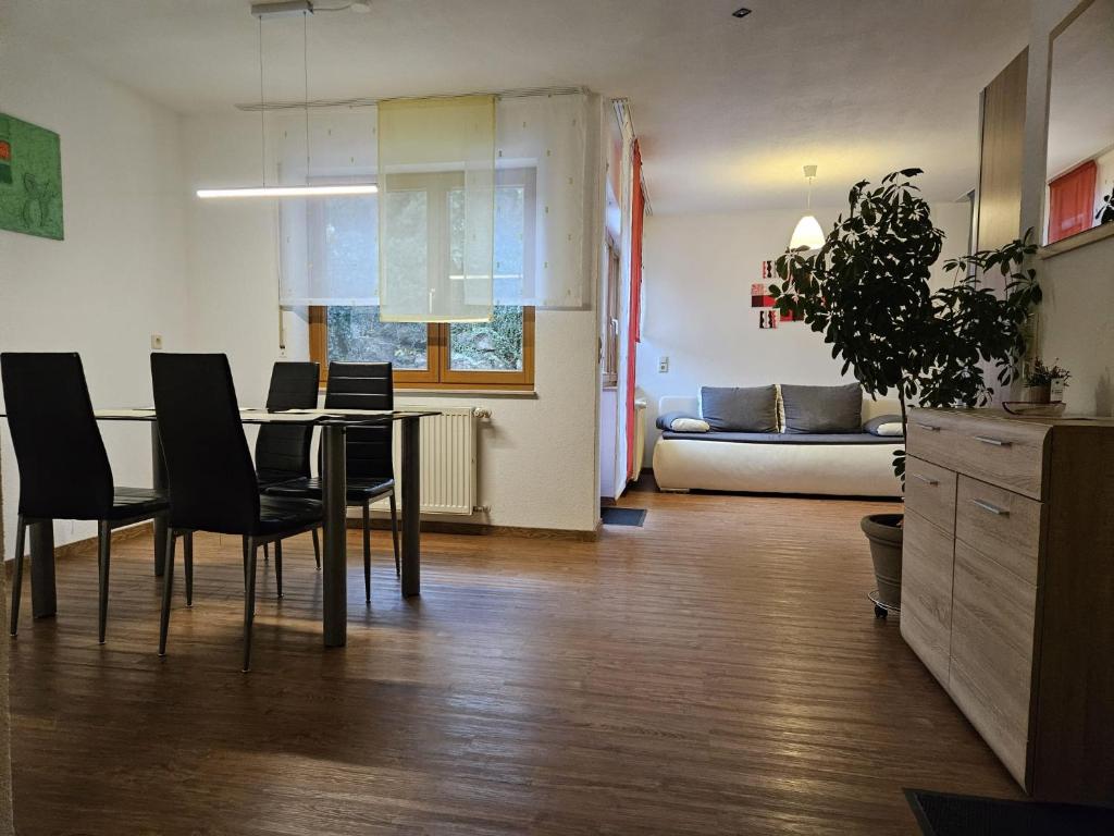 a kitchen and dining room with a table and chairs at Einfaches ruhiges Apartment in Laichingen