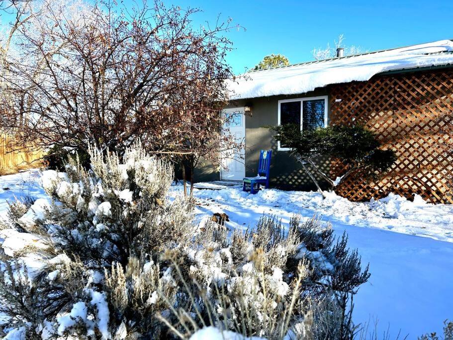 タオスにあるFully Furnished, Serene Taos Houseの雪の家