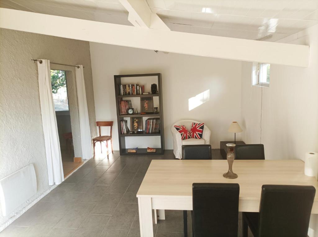 Χώρος καθιστικού στο Chambre privative dans les vignes