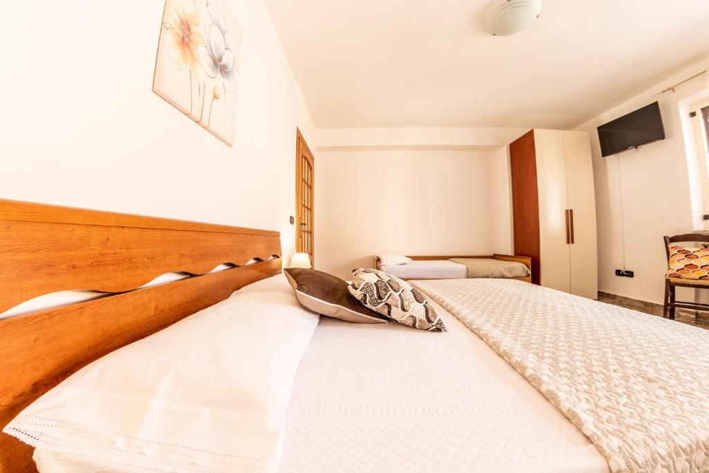 een slaapkamer met 2 bedden en witte lakens bij Profumi del Borgo in San Biase