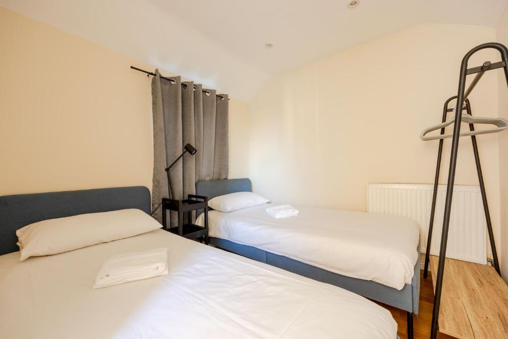 Habitación con 2 camas en una habitación en Heads Down & Coffee Mornings, en Londres