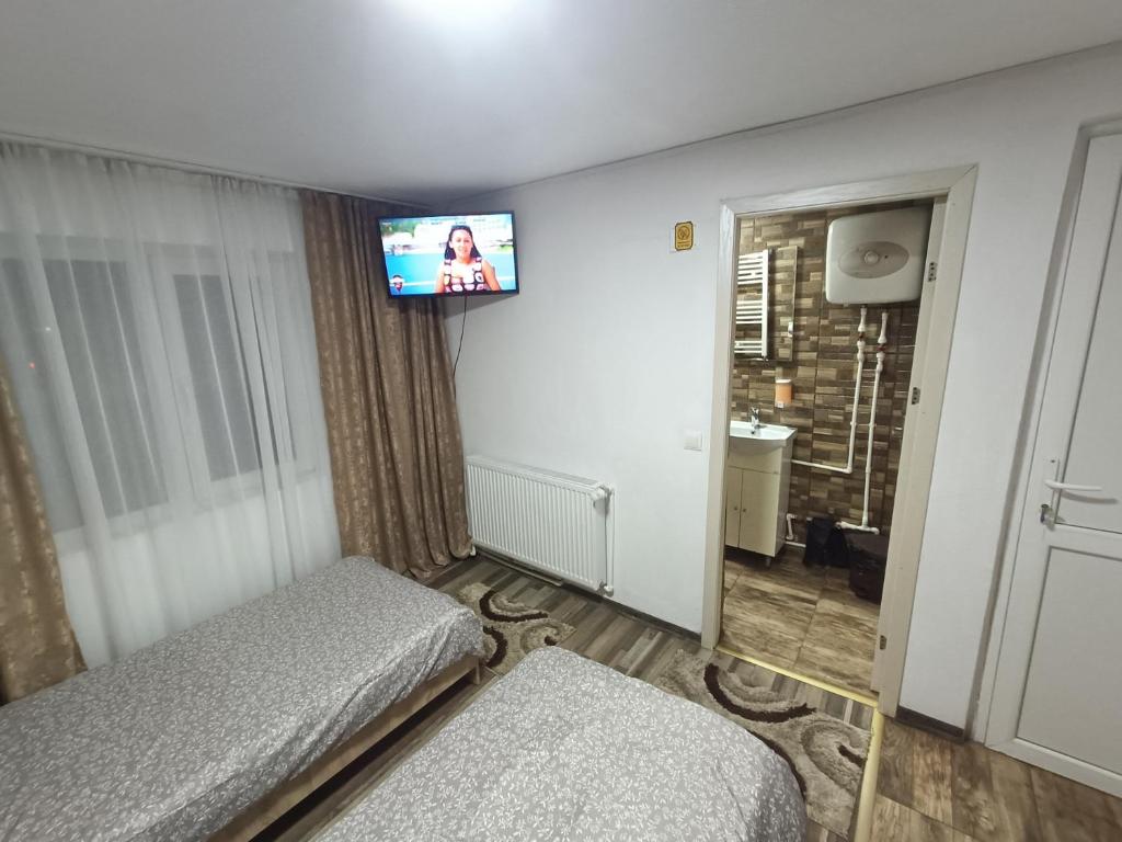 Postel nebo postele na pokoji v ubytování Pensiunea Casa Bianca