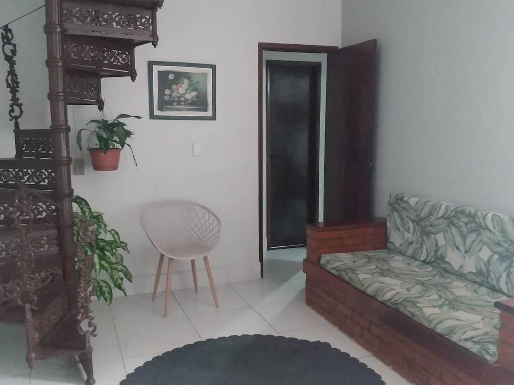 un soggiorno con divano e sedia di Cobertura com área Goumet- 4 quartos a Cabo Frio