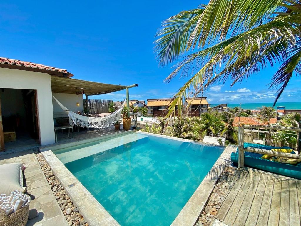 uma villa com uma piscina e uma rede de descanso em Casa Desert Point com Vista Única em São Gonçalo do Amarante