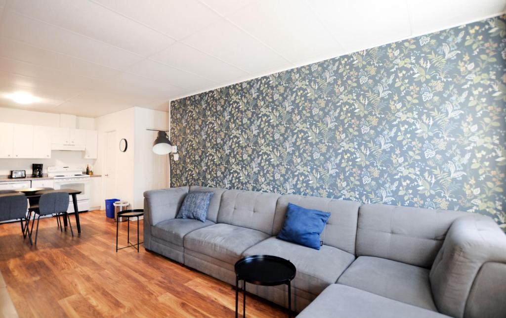 sala de estar con sofá y pared en Le 1066 - Logement spacieux à Limoilou, en Quebec