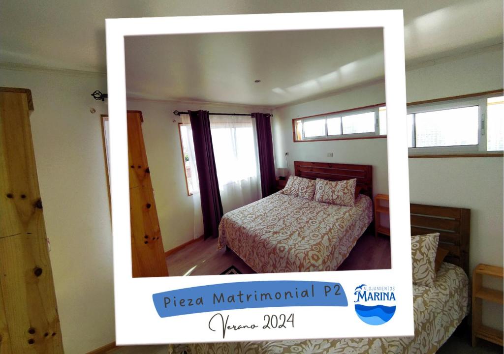 una imagen de un dormitorio con cama y ventanas en Alojamientos Marina, en Viña del Mar
