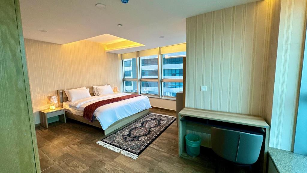 um quarto com uma cama, uma televisão e uma janela em Centaurus Apartment One Bed em Islamabad