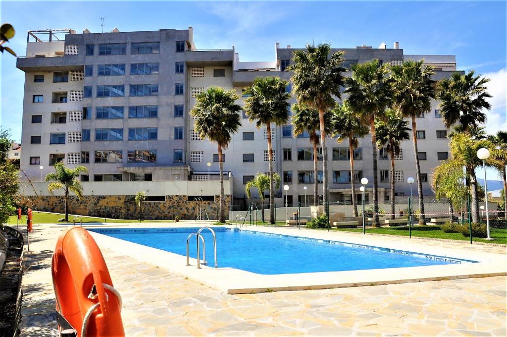 una piscina frente a un gran edificio en Fuengirola - Luxury 3 bedrooms apartment, en Fuengirola
