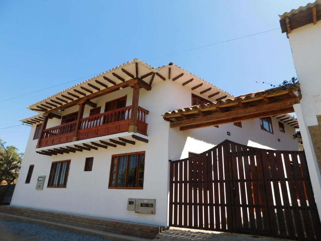 une maison avec un portail et un balcon dans l'établissement Villa Bugambilia, à Villa de Leyva