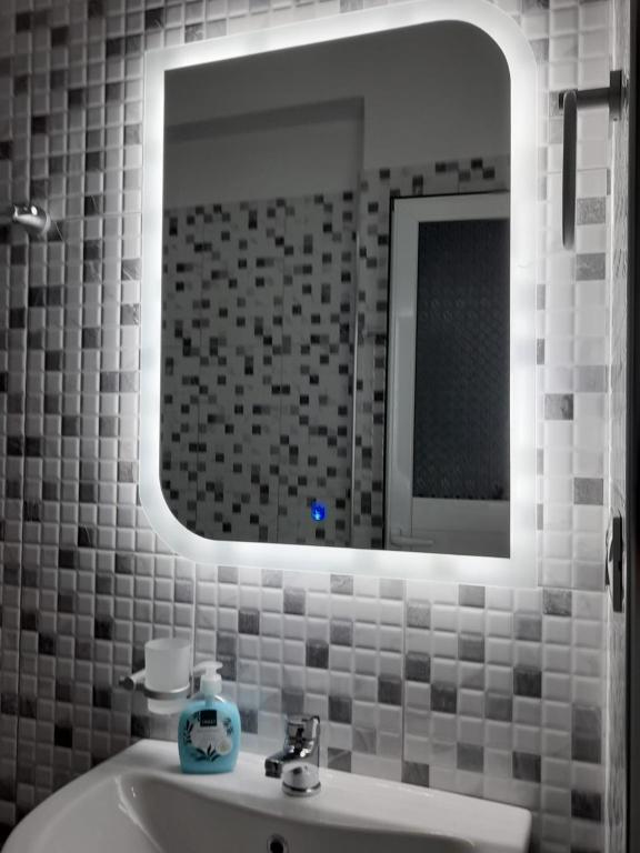 un bagno con lavandino e specchio di Guesthouse Noan&Yliona a Ksamil