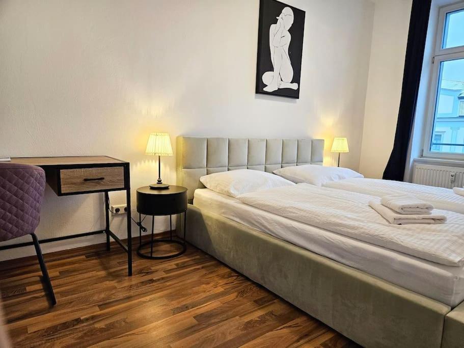 Giường trong phòng chung tại Zentrales 2 Raum Apartment