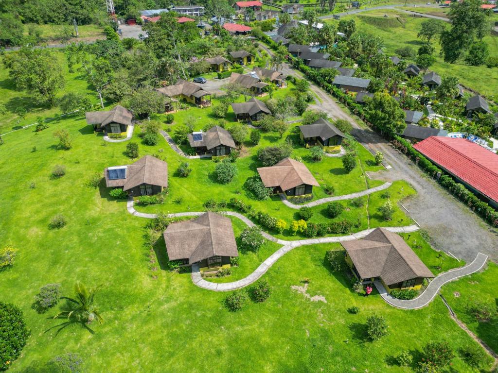 una vista aérea de un pueblo con cabañas en Hotel Campo Verde, en Fortuna