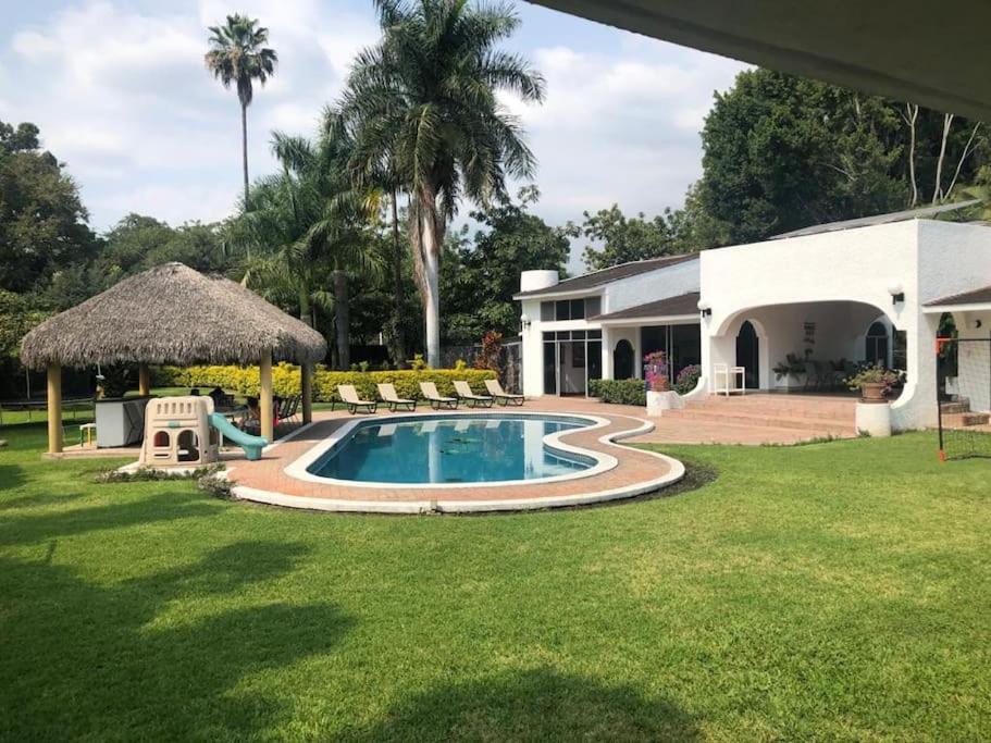 una casa con piscina en un patio en Quinta Los Soles, en Yautepec