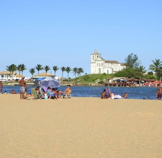 卡波布里奧的住宿－CABO FRIO, SUITES PÉ AREIA，一群人坐在海滩上