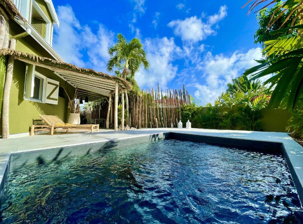 una piscina nel cortile di una casa di Villa Tilanga a Saint-François